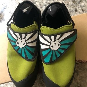 Evolve kids climbing shoes NIB